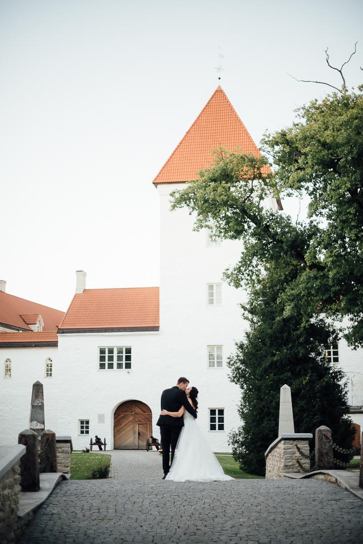 happy-green-wedding-in-castle-28